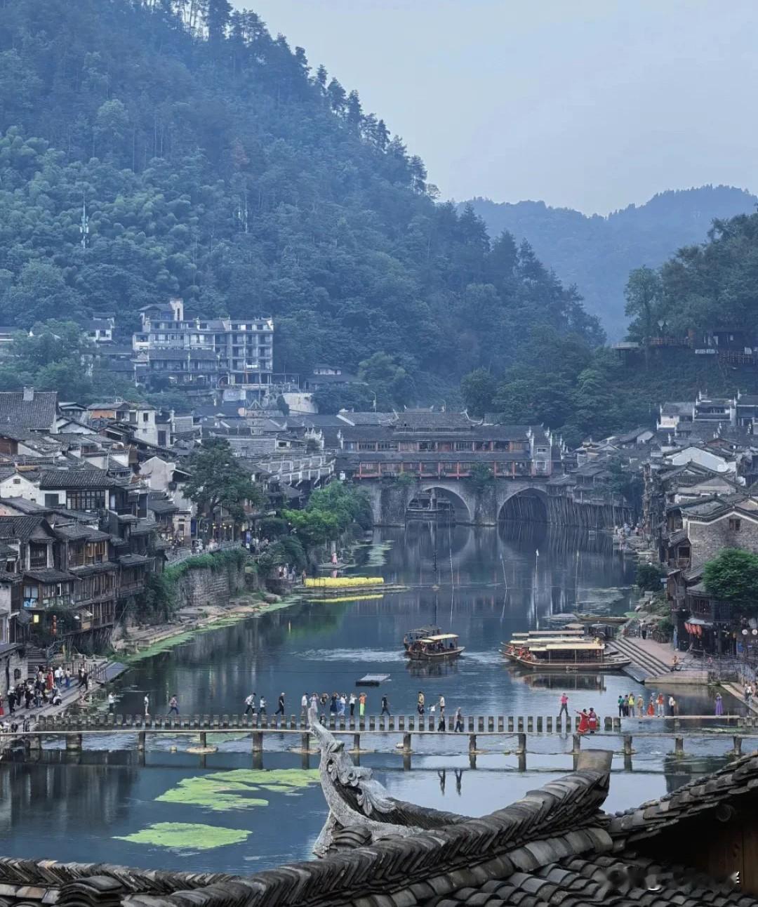 没去湖南湘西州的凤凰古城之前很向往，去了之后很失望，这也许是很多网红景点的通病。