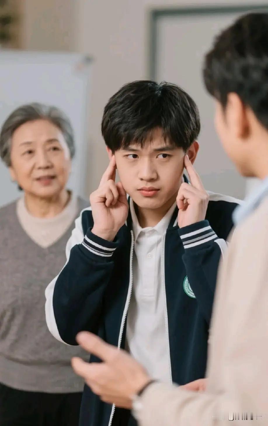 当青春期撞上更年期：父母最大的智慧，是学会“认输”“妈，你能不能别管我穿什么