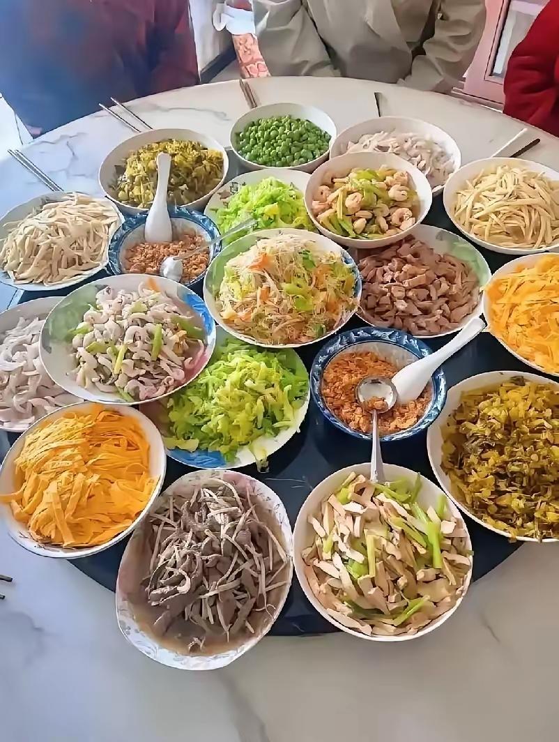 因为信佛，年夜饭，一口肉都不会动。