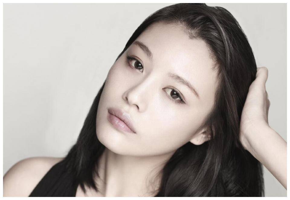 和汪峰分开将近20年，小苹果也已经20岁了，葛荟婕终于放下了，她给了汪峰一个非常