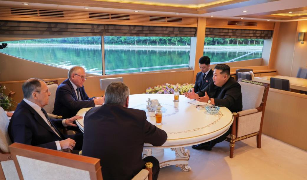 金正恩会见俄高官，地点很特别太意外！金正恩竟然在游艇上搞