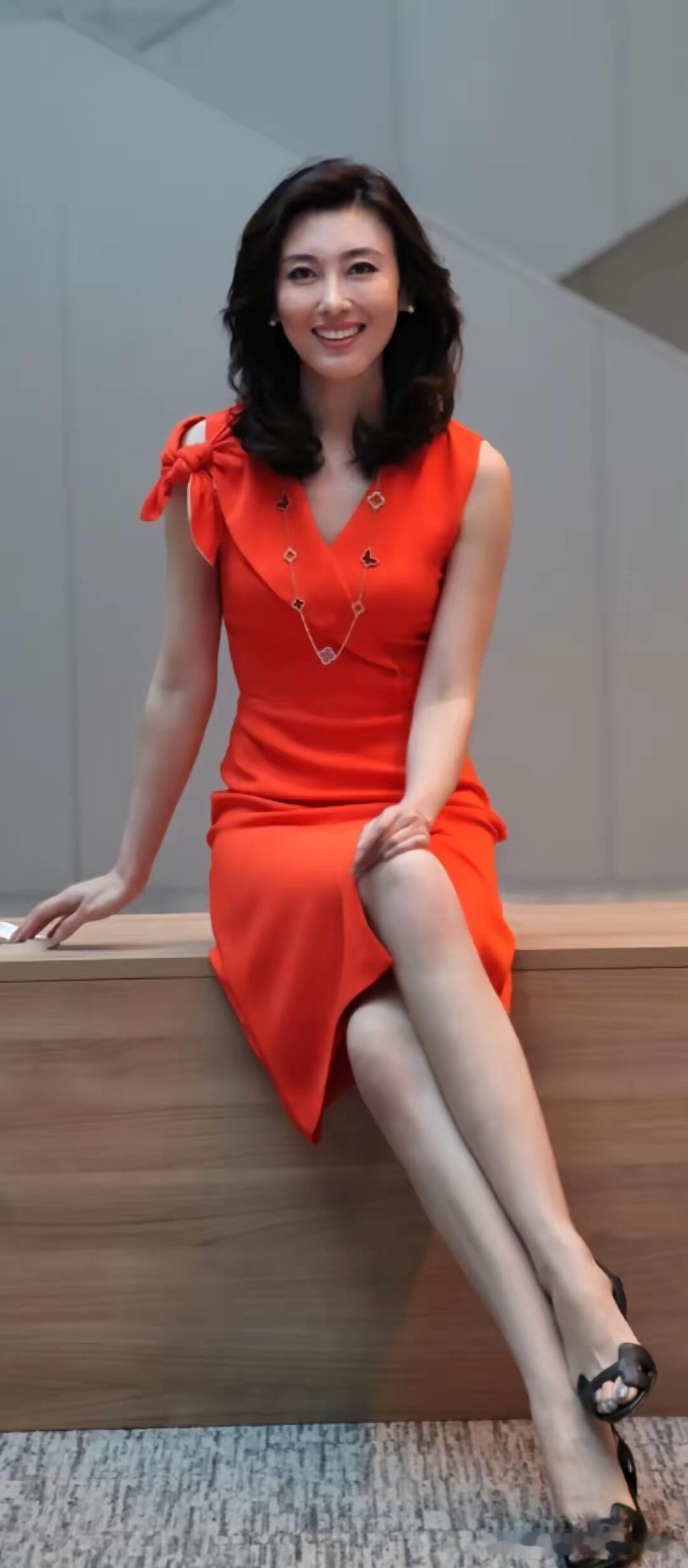 这是央视最美的女主持人，典型的北方人，长相很精致，肤色白皙，还是齐肩的发型，属于
