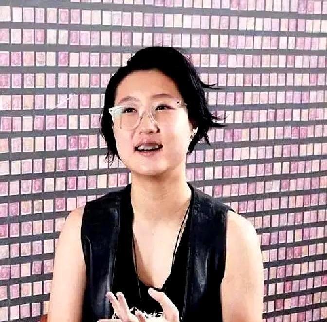 成龙女儿在加拿大捡垃圾，这事儿让人心里真不是滋味。吴卓林，1999年出生就顶