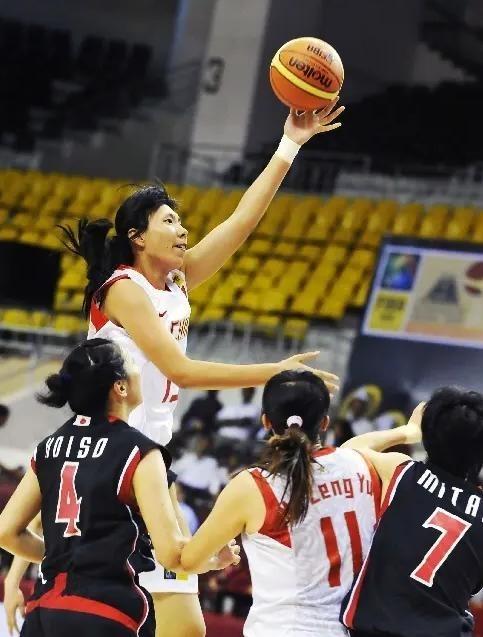 39岁中国女篮前队长陈楠近况：退役后嫁给公务员男友，生下2子陈楠是1983年生