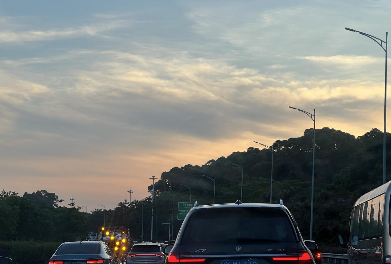 传播人看这次九三大阅兵和最近2019那次国庆阅兵的最大不同在于，短视频自媒体成为