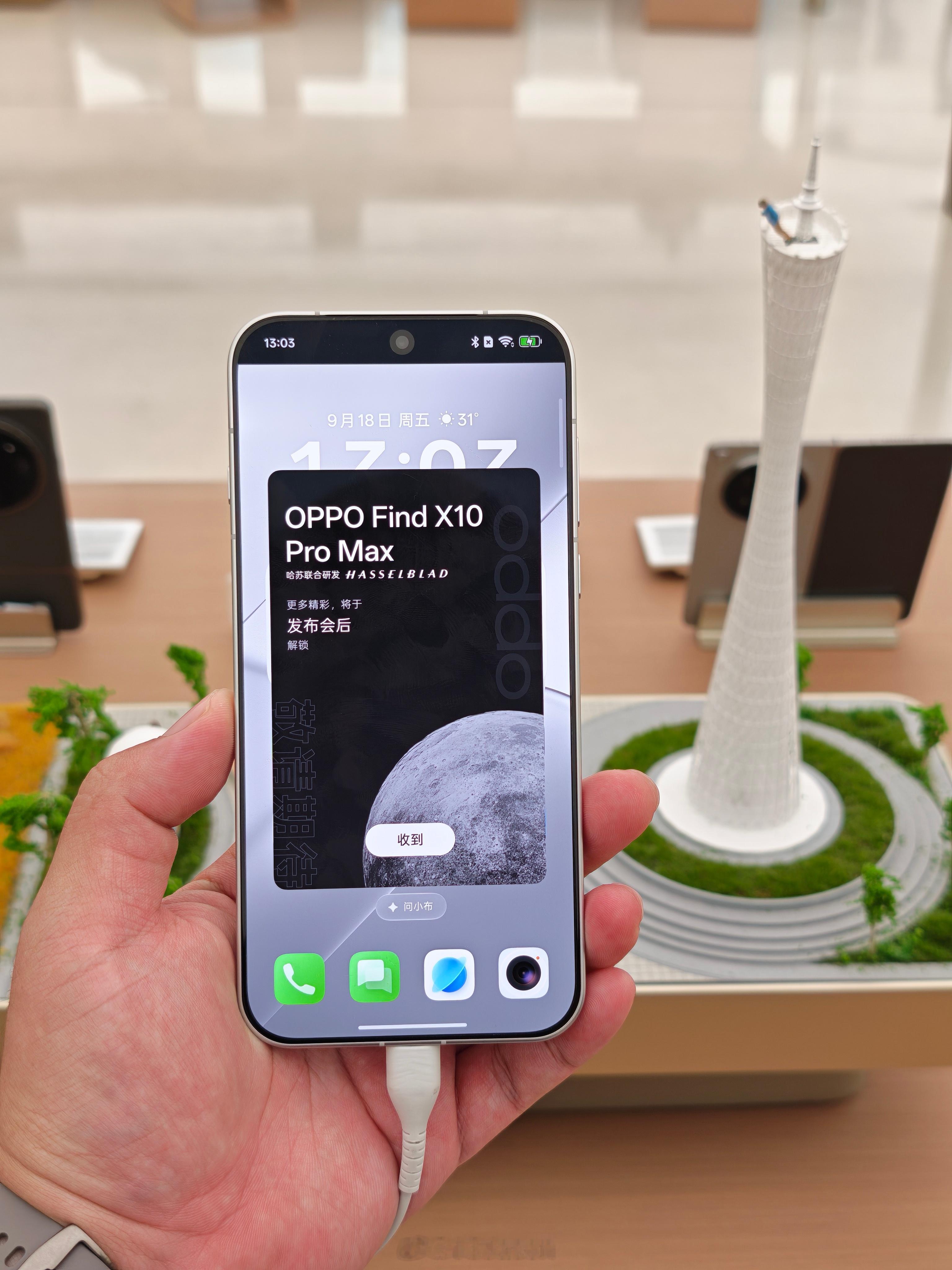 FindX10系列的大屏广告，看了。FindX10系列的线下展机，摸了。白色