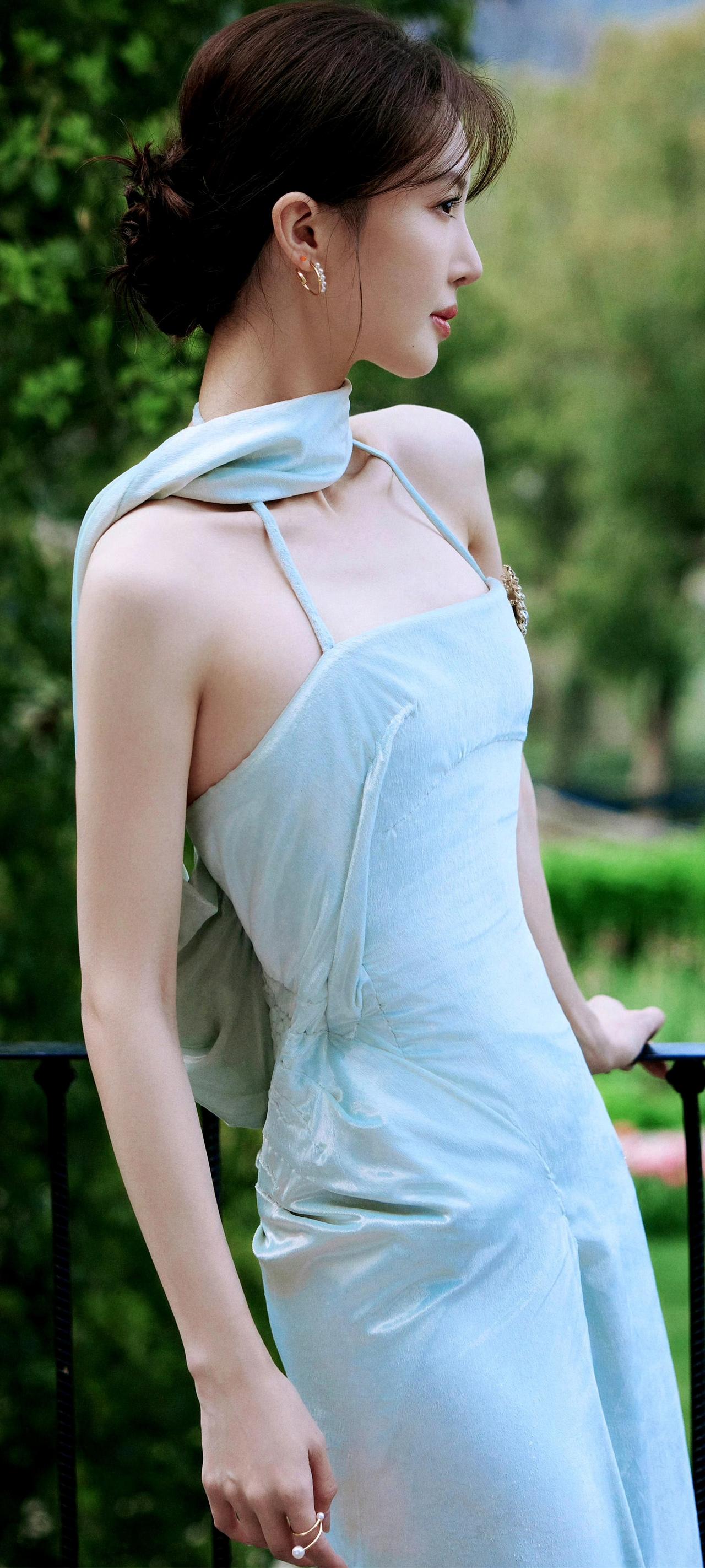 金晨大美女，优雅蓝裙，绿意盎然，尽显自然之美。盘点影视圈最美颜值女演员