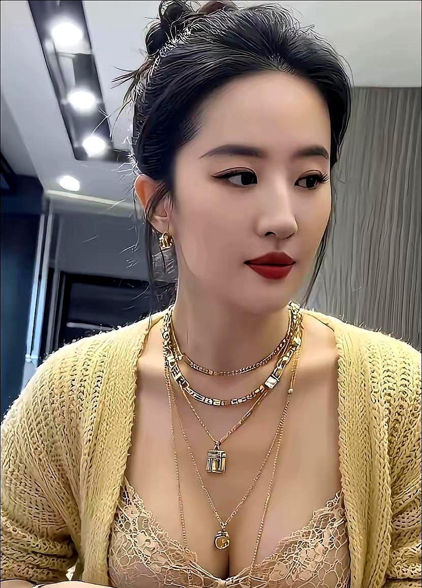 天仙下凡代言内衣，结果不是露肉博眼球，而是把平价猫人穿出了高定感？！这波