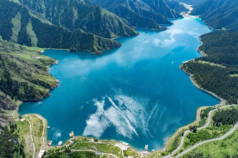 新疆的天山天池，堪称绝美景观的集大成者！天山天池宛如神仙私藏的“瑶池秘境”。那湖