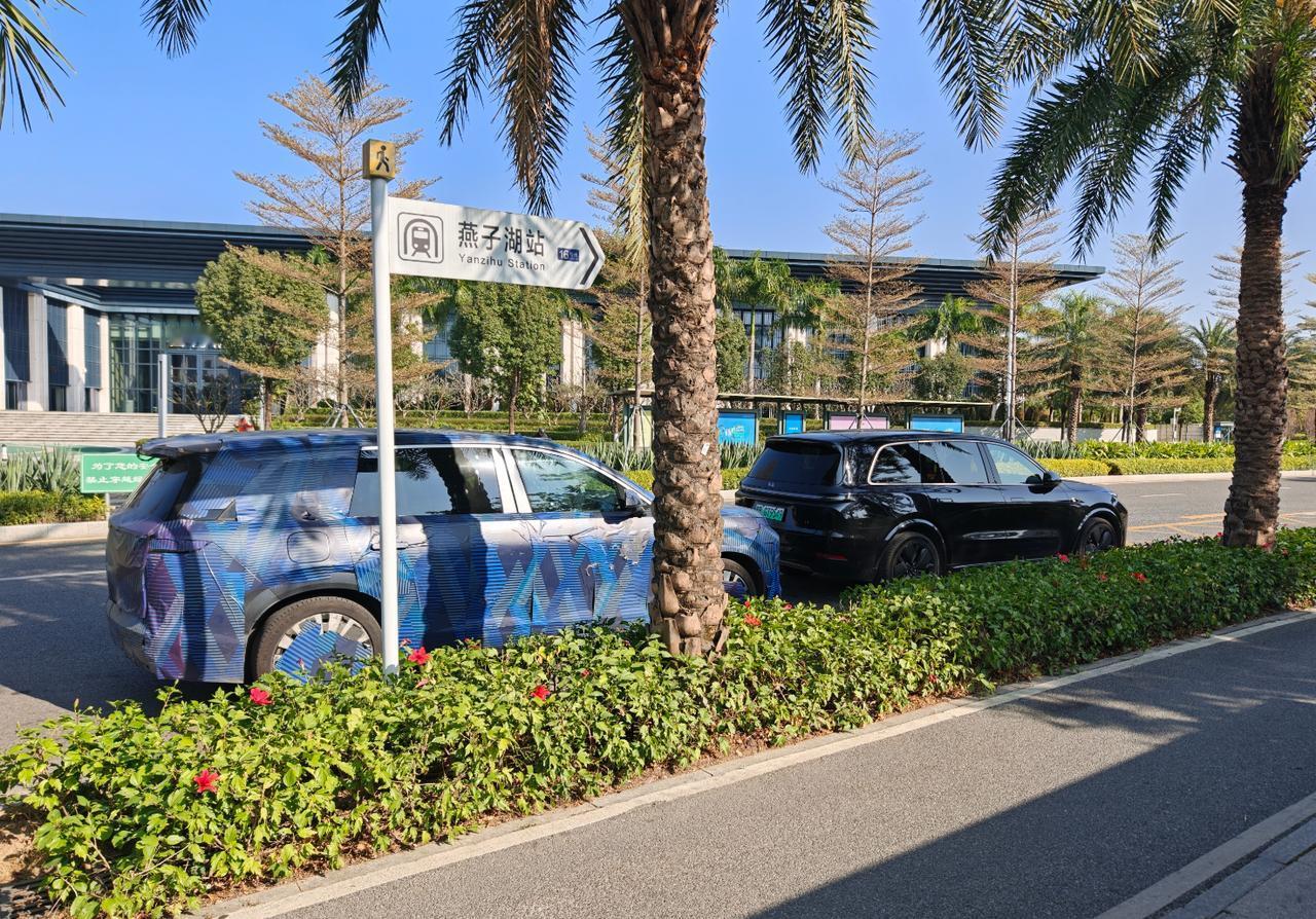 比亚迪王朝唐9系测试车多起来了，路上能见度越来越高，今儿和旁边的9系同框，大家可