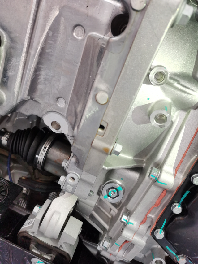 23款第四代帝豪冠军版新车400公里漏油今天去加装发动机护板，发现发动机跟变速