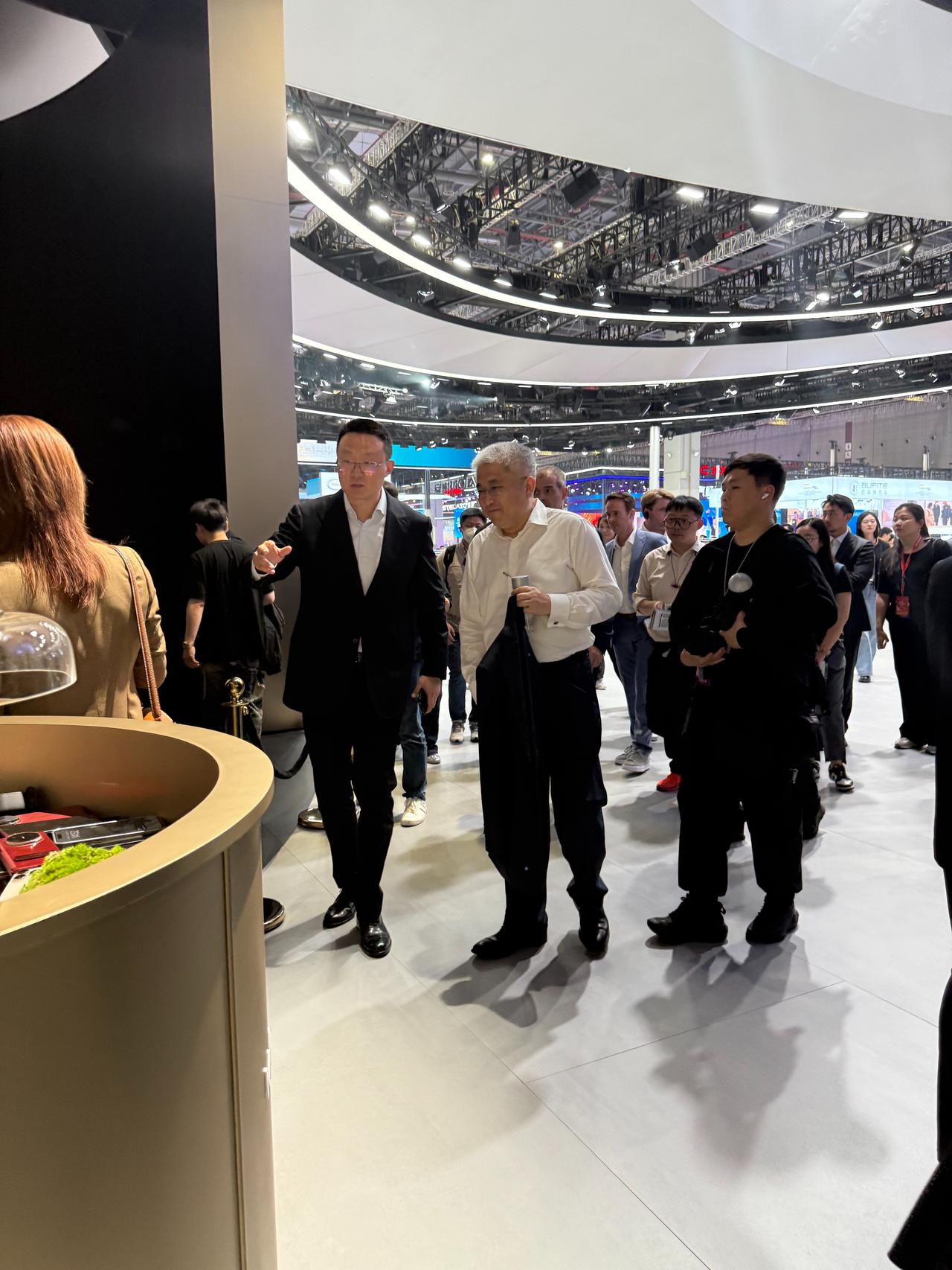 连奔驰都来看了，尊界S800正在重新定义“什么才叫豪华”2025上海车展，奔