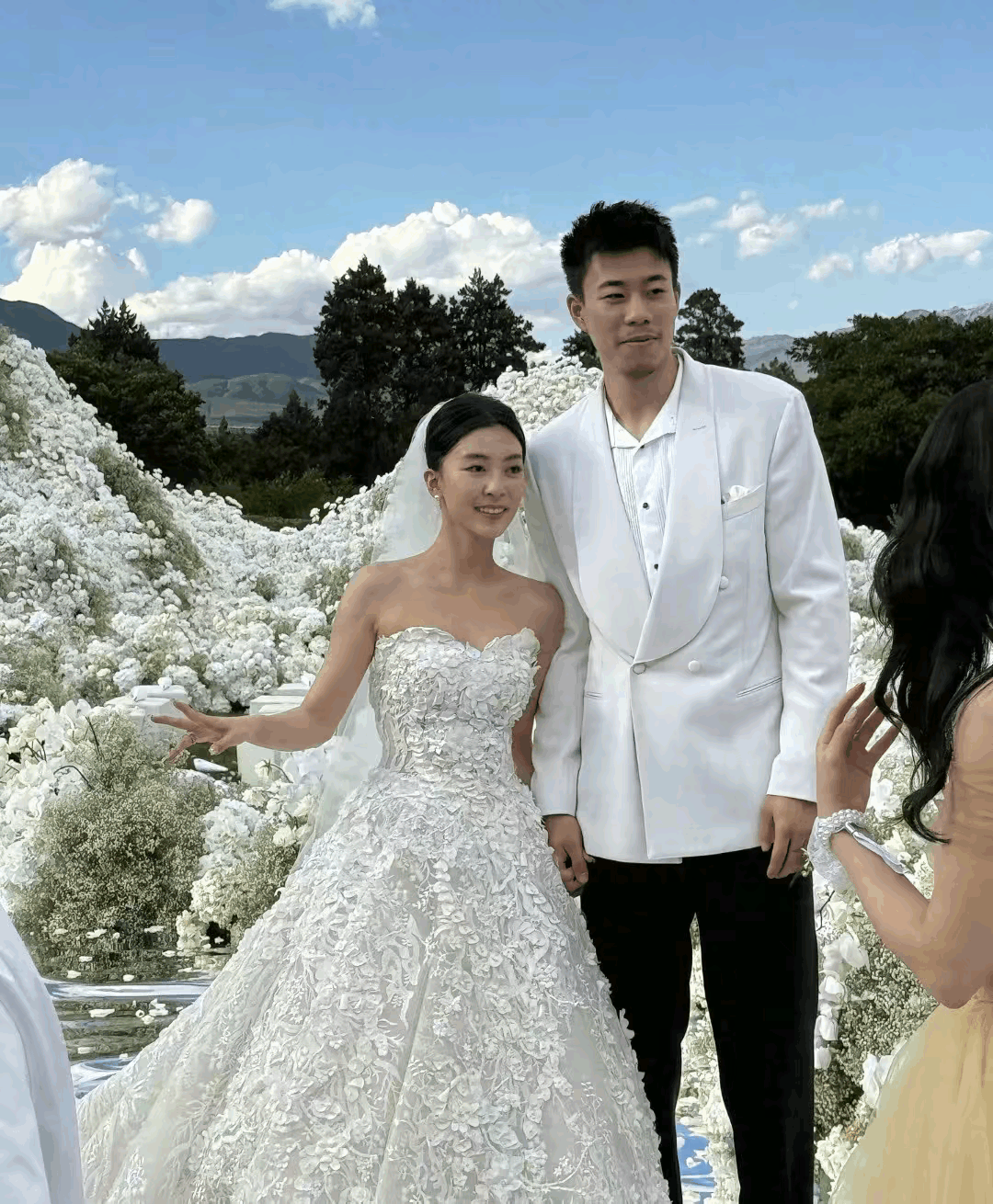 谁懂啊！看完张镇麟老婆李婧，我真的被美到了！脸型是饱满的瓜子脸，标准美女脸