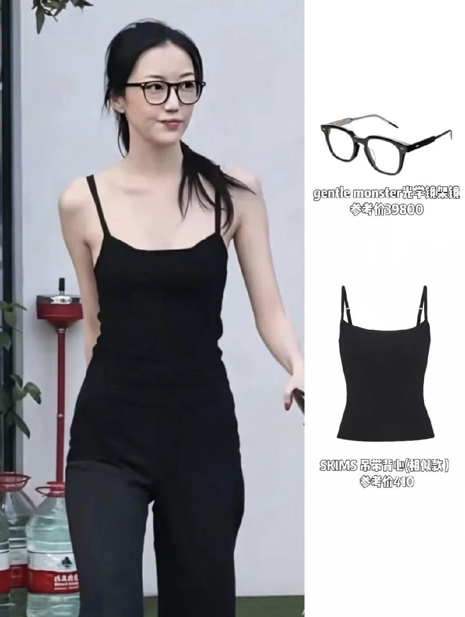 王菲女儿李嫣，真的好有气质。她戴一副39800的眼镜，斯斯文文的。随意一件4