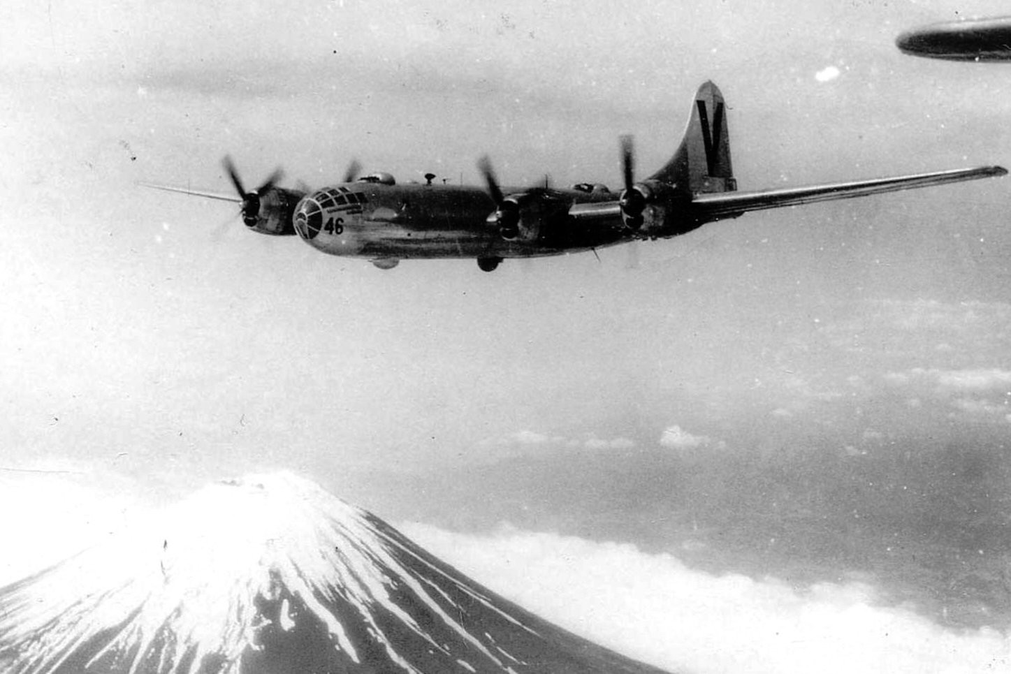 1945年（约）富士山上空的B-29​​​