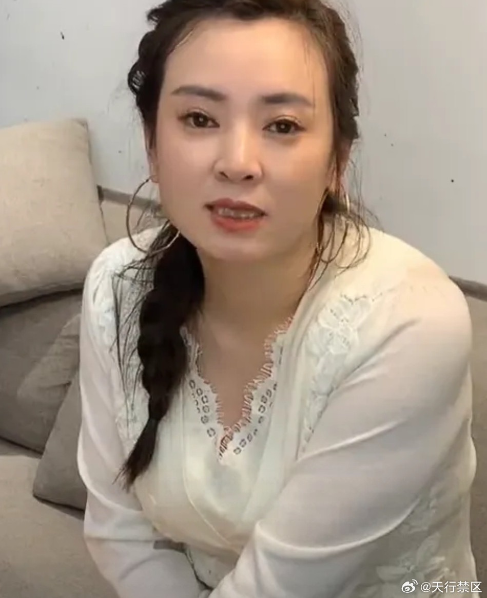 晋妈三年前打包旧衣服，并额外购置了新的应季衣物寄给李勒优姑姑。这件事近期因为晋妈和李勒优的纠纷，再度