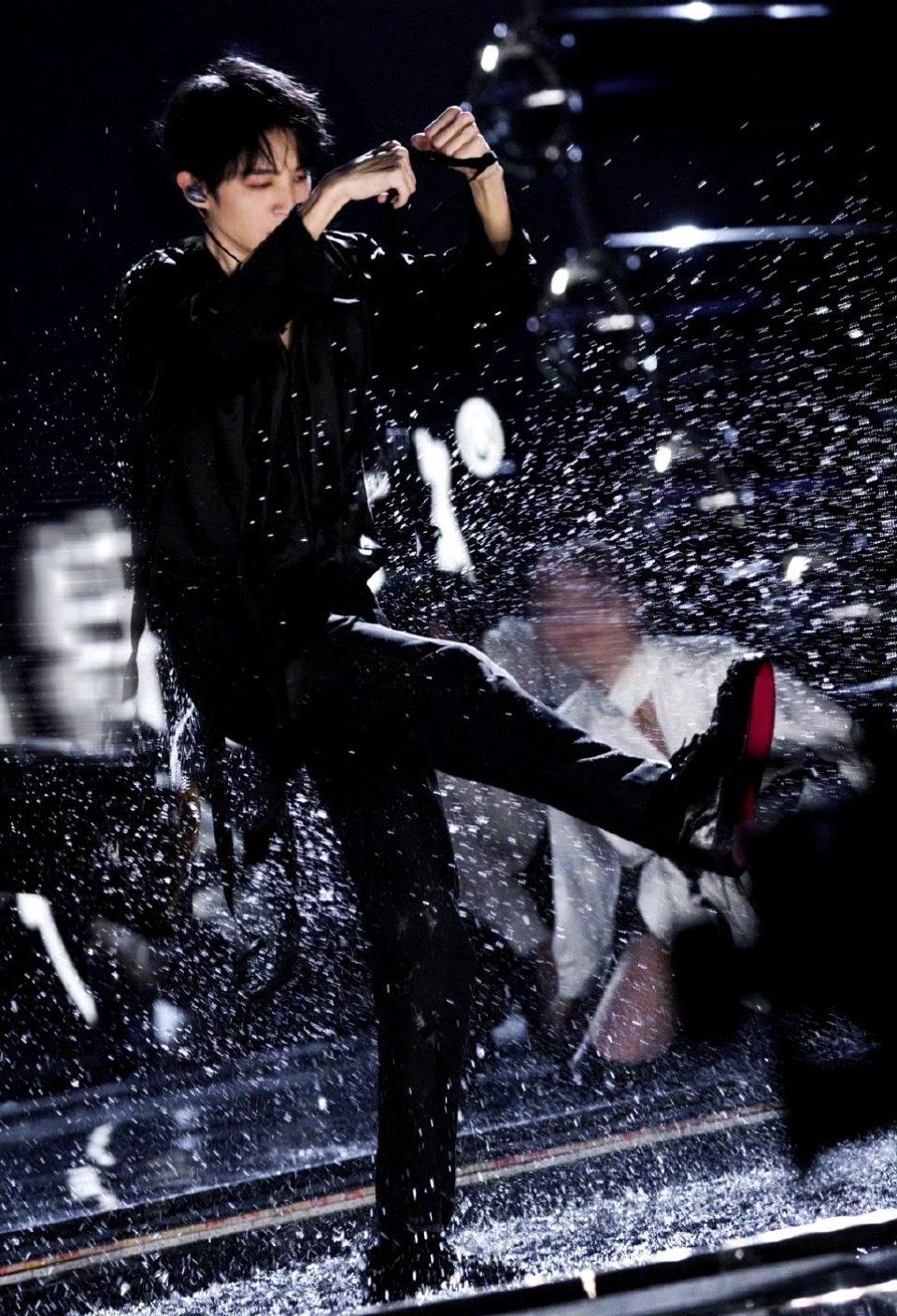 王俊凯的话只有朱志鑫听进去了哈哈哈哈不经意间露出红底鞋虽然崴了一下但丝毫不影