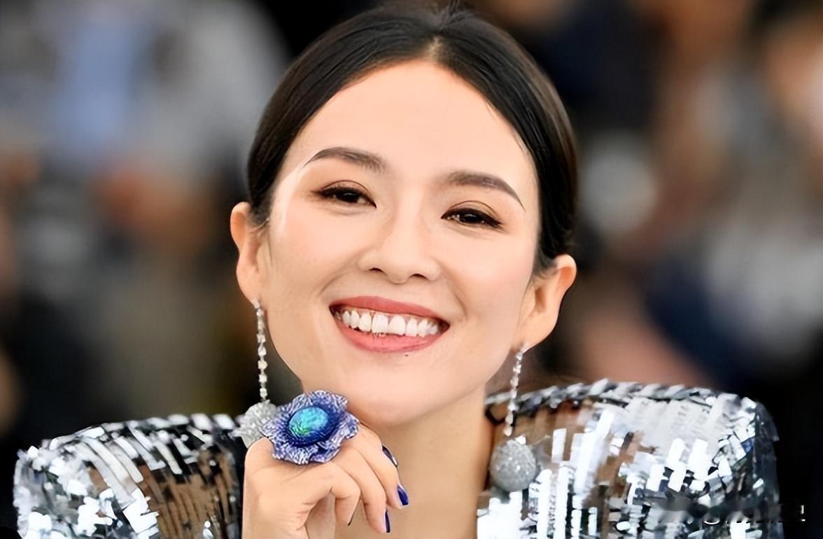 离婚一年多，再看官宣喜讯的章子怡，已是汪峰“高攀不起”的存在，四婚四离，找小19