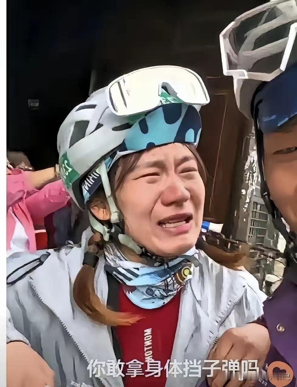 她在泸定桥站了10分钟没哭，离开时突然蹲下去，老公听完原因也哭了一个28岁的