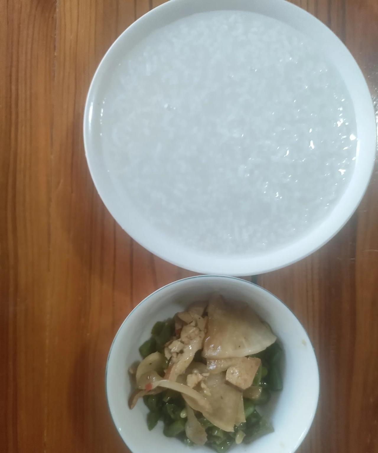 清茶淡饭亦是人生。奋斗了大半辈也没混出个鸟样，已近花甲之年的我没有让自己大富大