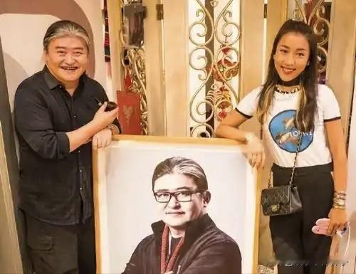 吉克隽逸悲痛发文，悼念恩师刘欢！歌手吉克隽逸在社交平台发文，悼念刘欢老师，一句