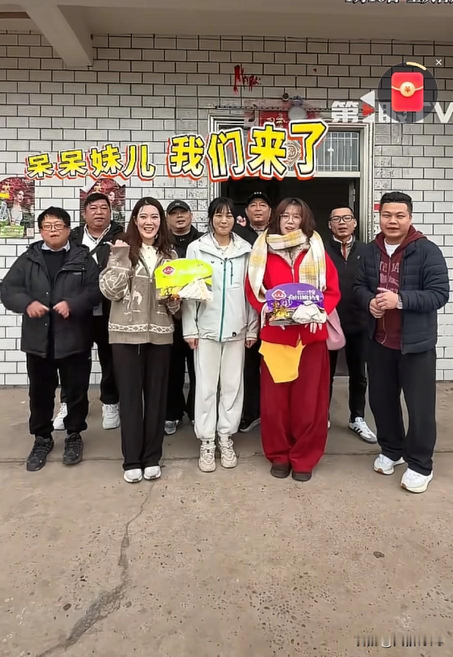 台湾十位朋友终于见到呆呆了，今天下午呆呆在家接待了来自宝岛的朋友，现场“欢迎回家