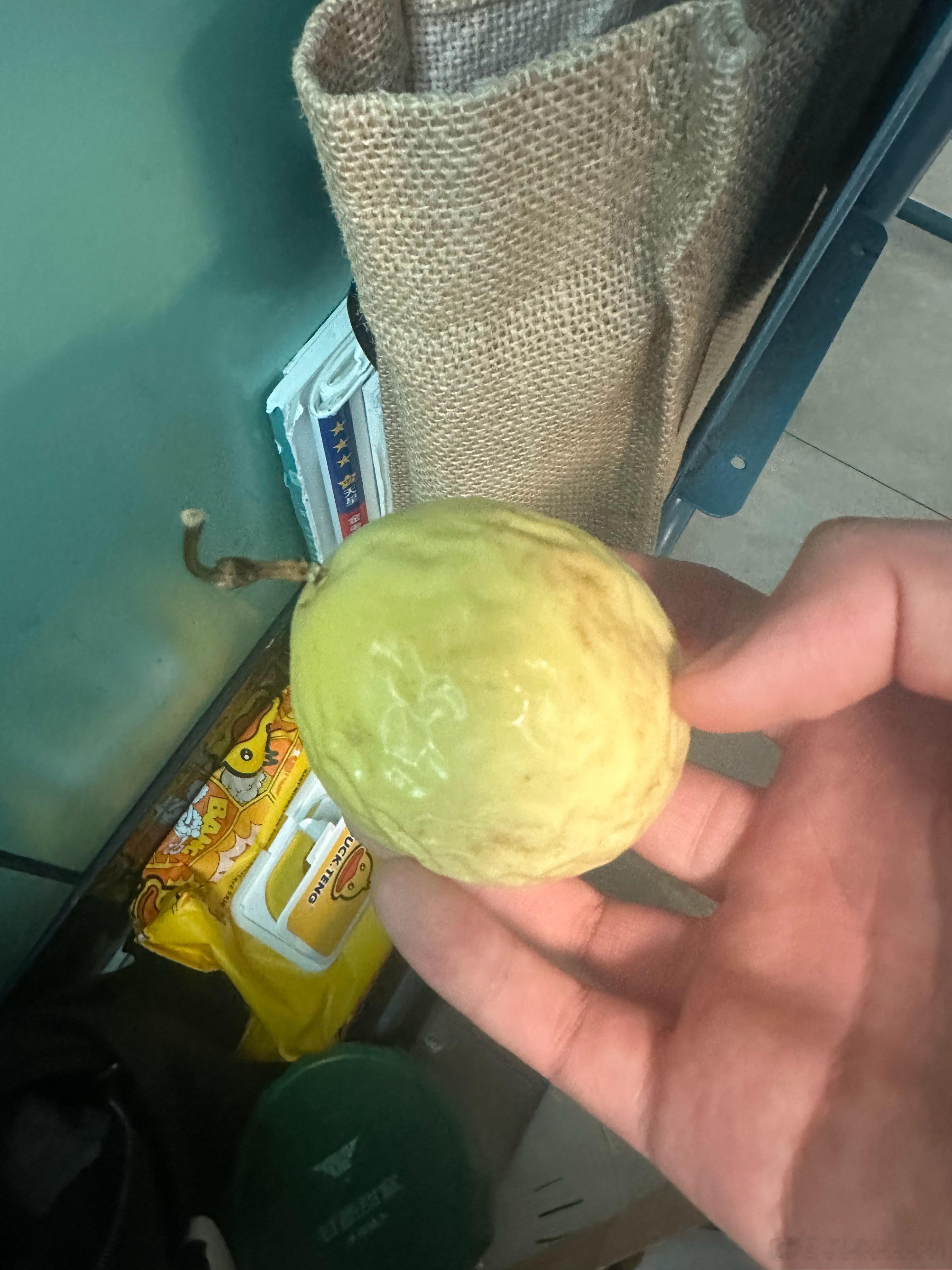 我今天好幸福好幸运上数学课被很喜欢的之前的班主任送了百香果而且数学补课还听懂了晚上补课回家在好想来遇
