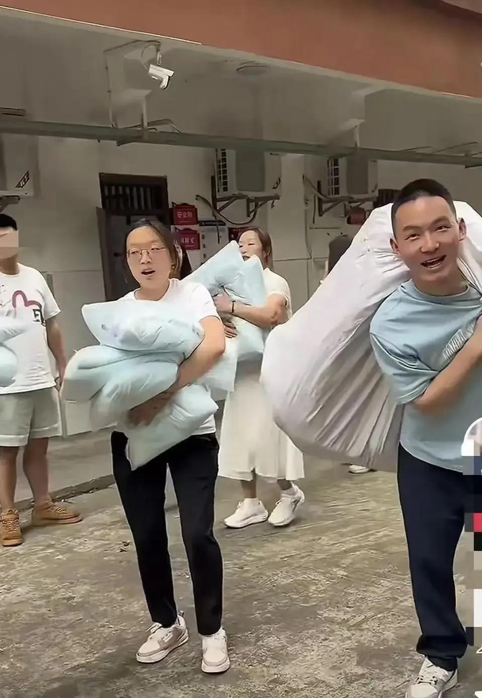 谢浩男知不知道现在的自己已经有辱斯文了前几天谢浩男跟许建华和他大妹三人去重庆