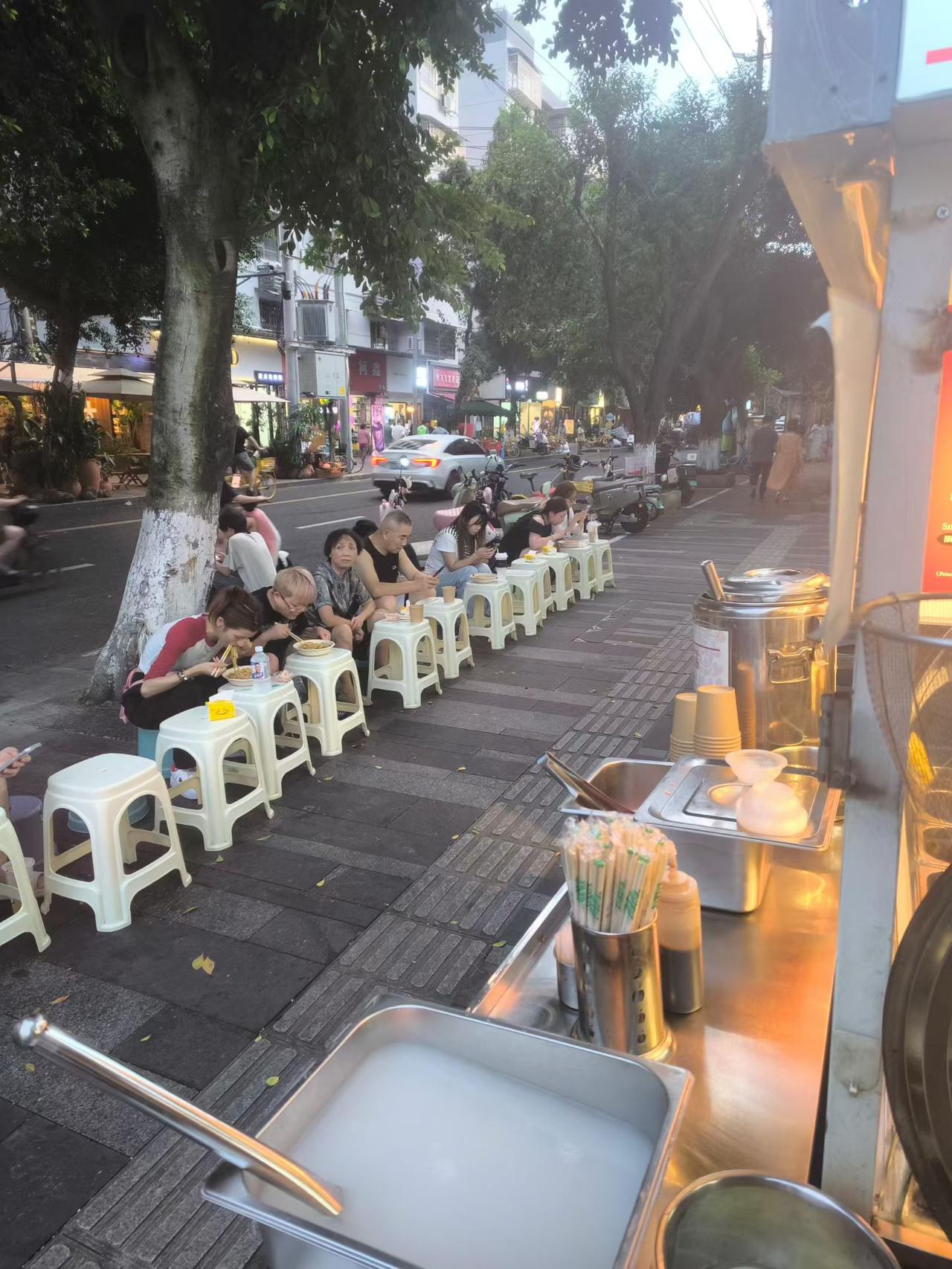 就想问问这样吃面真的香吗？成都一面馆吃面，个人觉得味道在川渝面馆来说也就中规中矩