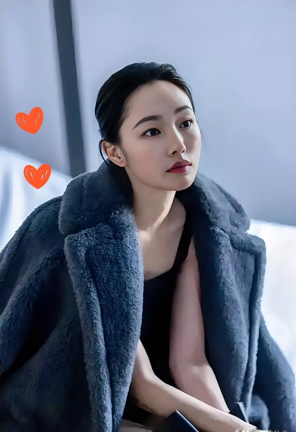 白百何上封面了，没滤镜，没紧身衣，赤脚坐柜子，笑得跟邻家姐姐一样。40岁不是终