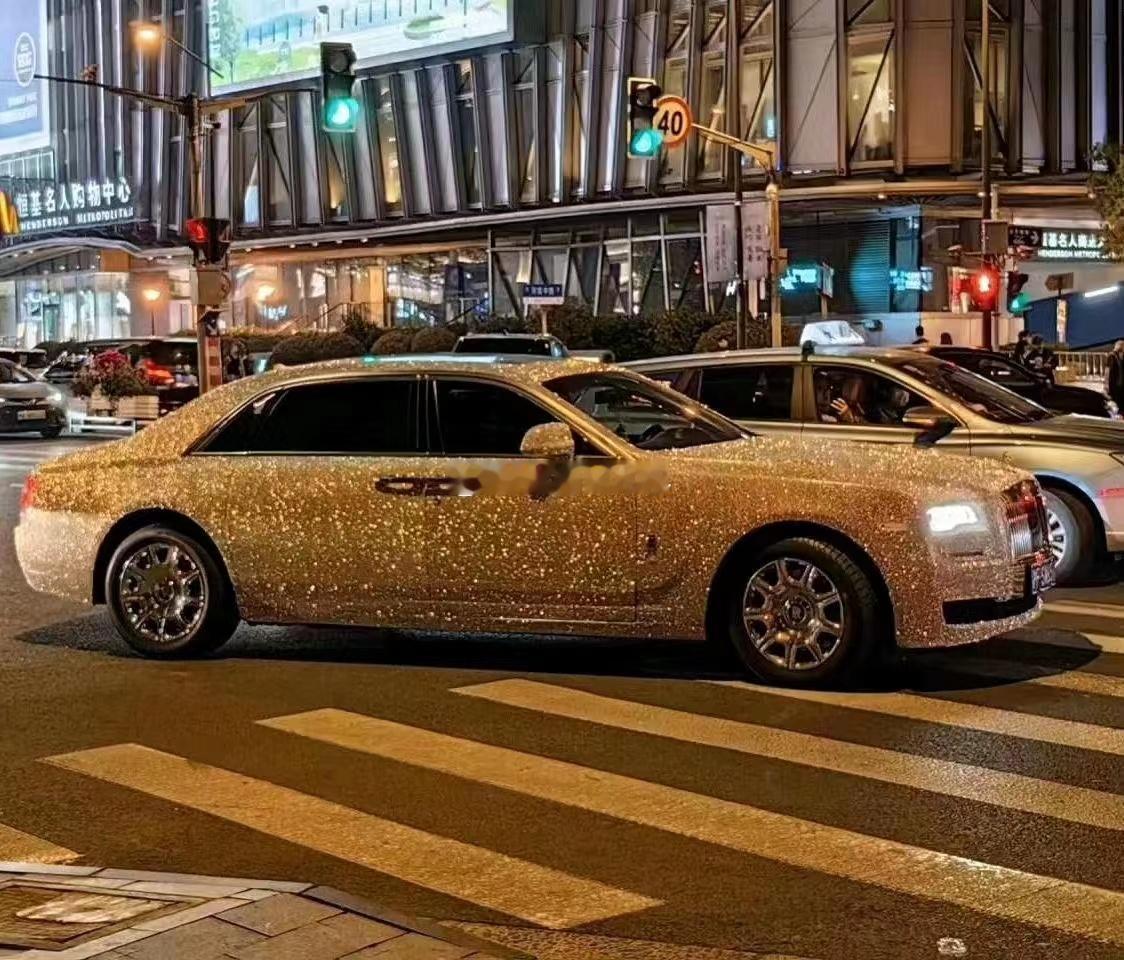 去海淀某豪宅地下车库收了辆四驱六缸塞纳，发现下地库的旋转通道的直径有点那啥，好奇