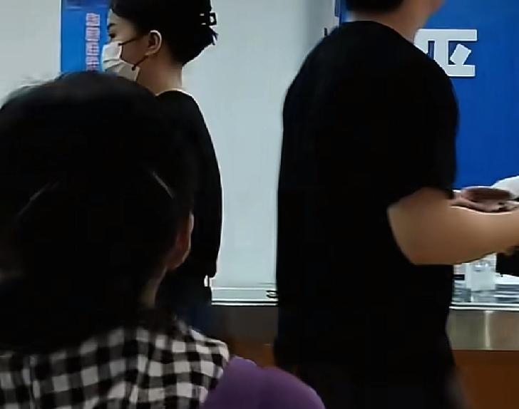 怎么偏偏就这个时候出现了故障杭州一位男子在给自己新买的车辆上牌照，选号的时候无