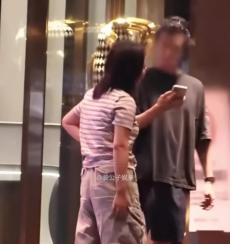 李雪琴和王一通甜蜜互动，两人在唱完歌后出门等车期间，先是挽着手臂，随后又相拥在一
