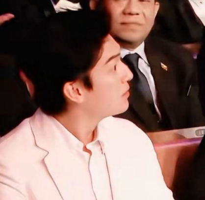 他俩这个表情太好笑了脸上写满了“谁啊？咱俩吗？？”这真是一点没准备啊哈哈哈