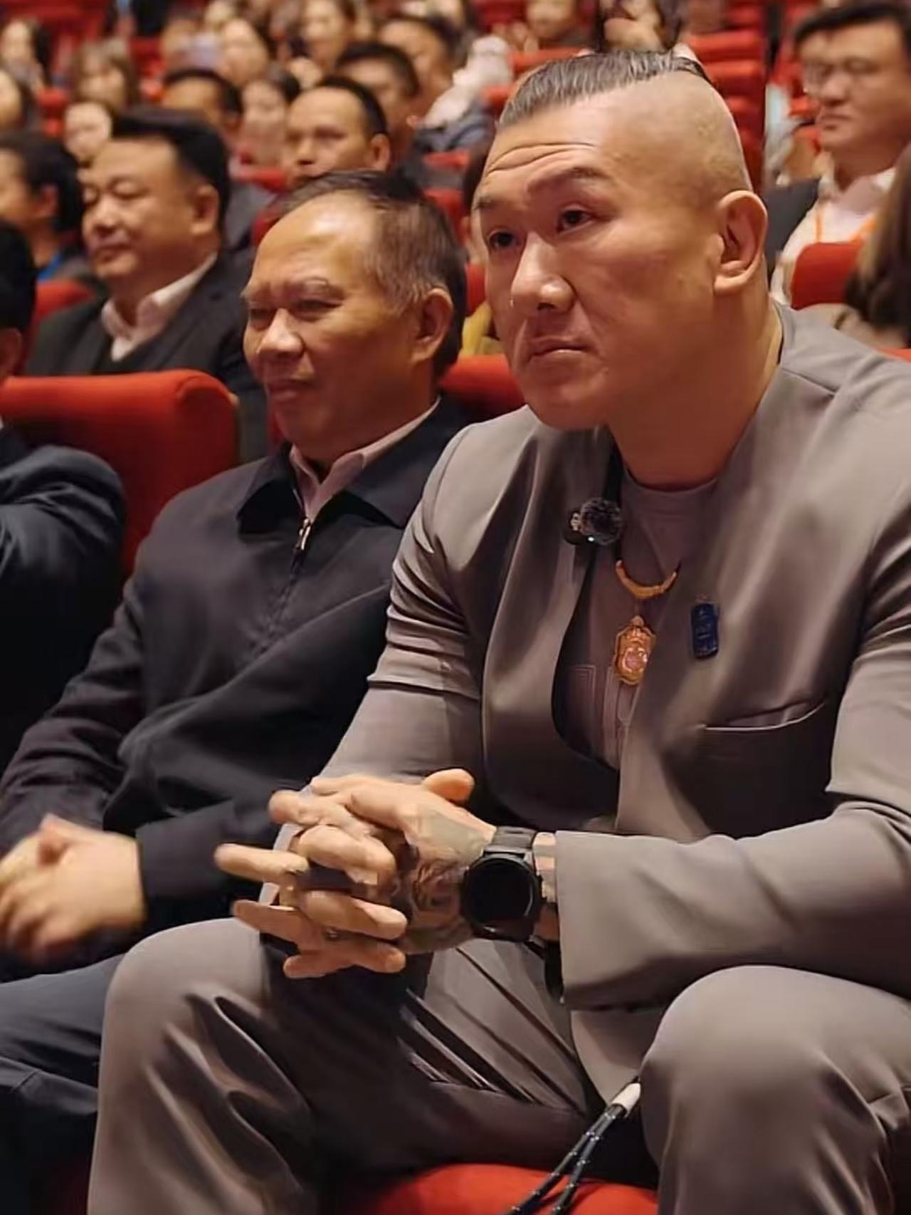 馆长终于义无反顾了，馆长叫板民进党赖清德，：“我现在的橱窗每天都能卖100万，这