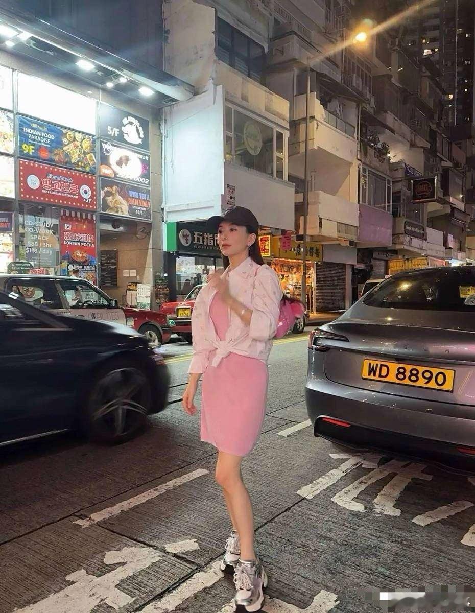 郭富城老婆方媛晒孕期街拍美照。郭富城老婆方媛晒孕期街拍美照，她挺着三胎孕肚在街头