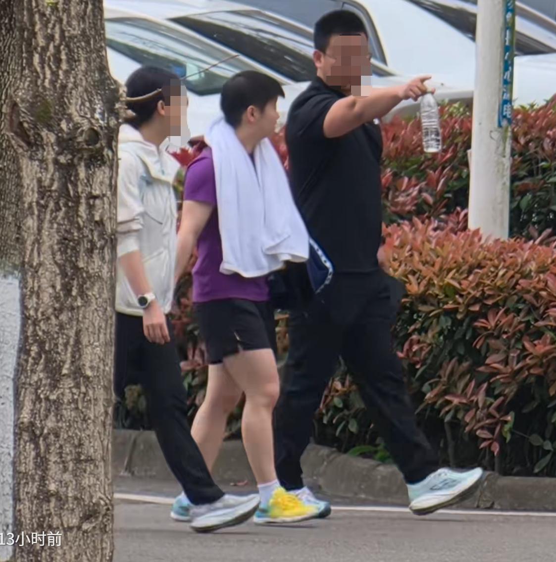 别用打量女明星的眼光，打量一个世界冠军，你看这张孙颖莎下训的路透，和队医走在一起