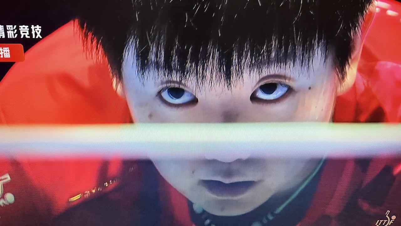 你喜欢孙颖莎吗强势的孙颖莎夯爆了，伦敦世乒赛团体赛中日大战，莎莎得2分，而且都是