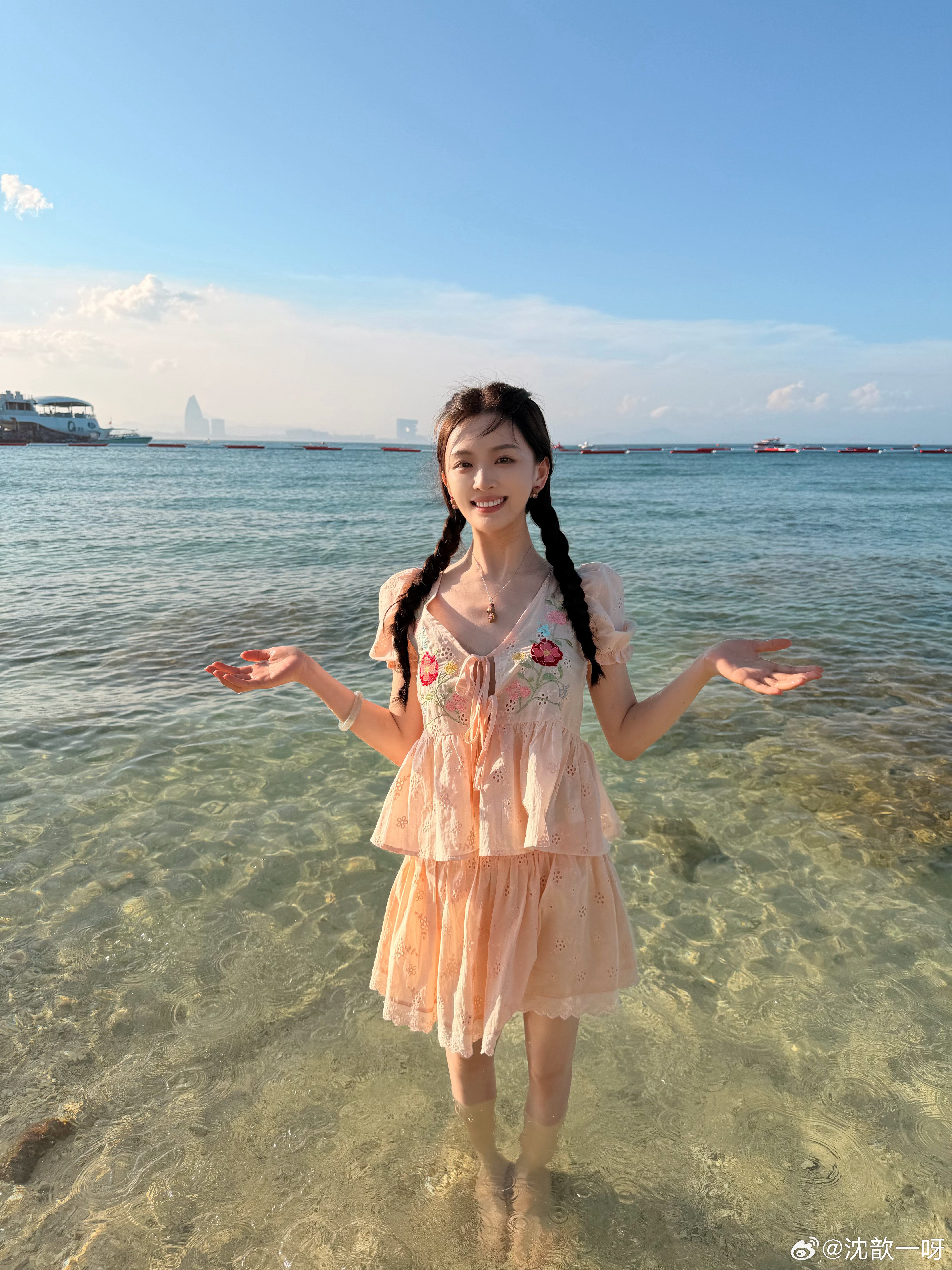 在妈妈的镜头里完全像小孩子