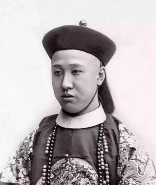 1950年，67岁的清朝摄政王载沣，以90万斤小米的价格，卖掉了醇亲王府。四儿子
