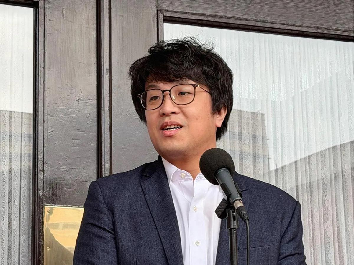 民进党立委沈伯洋今（2日)称，李贞秀（陆配）的风险在于他的中国国籍会让她帮中国收