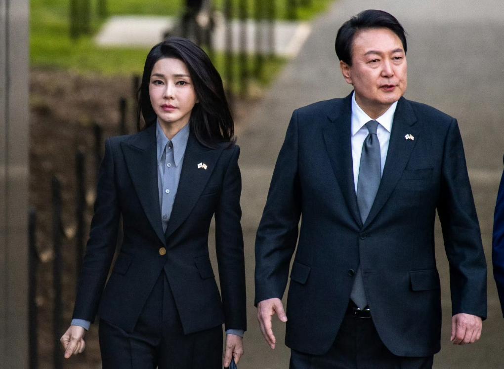 昔日人上人，如今阶下囚，尹锡悦和爱妻金建希断崖式衰老。过去这两口子不缺钱，能够