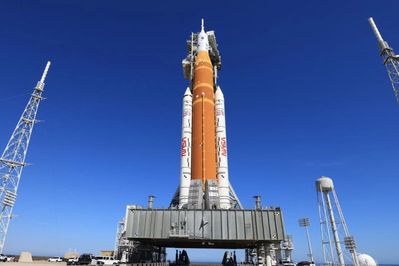 NASA的SLS火箭，那枚由波音公司主导研发、耗资上百亿美元、专为重返月球而造的