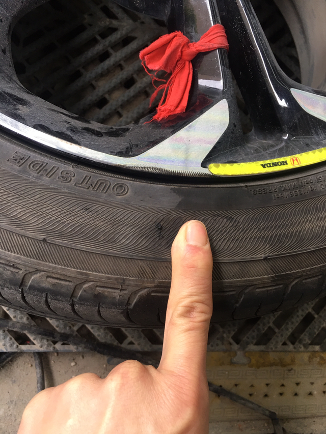 十一代思域轮胎磕破了一点补不了说是补不了要换新胎，才1万公里