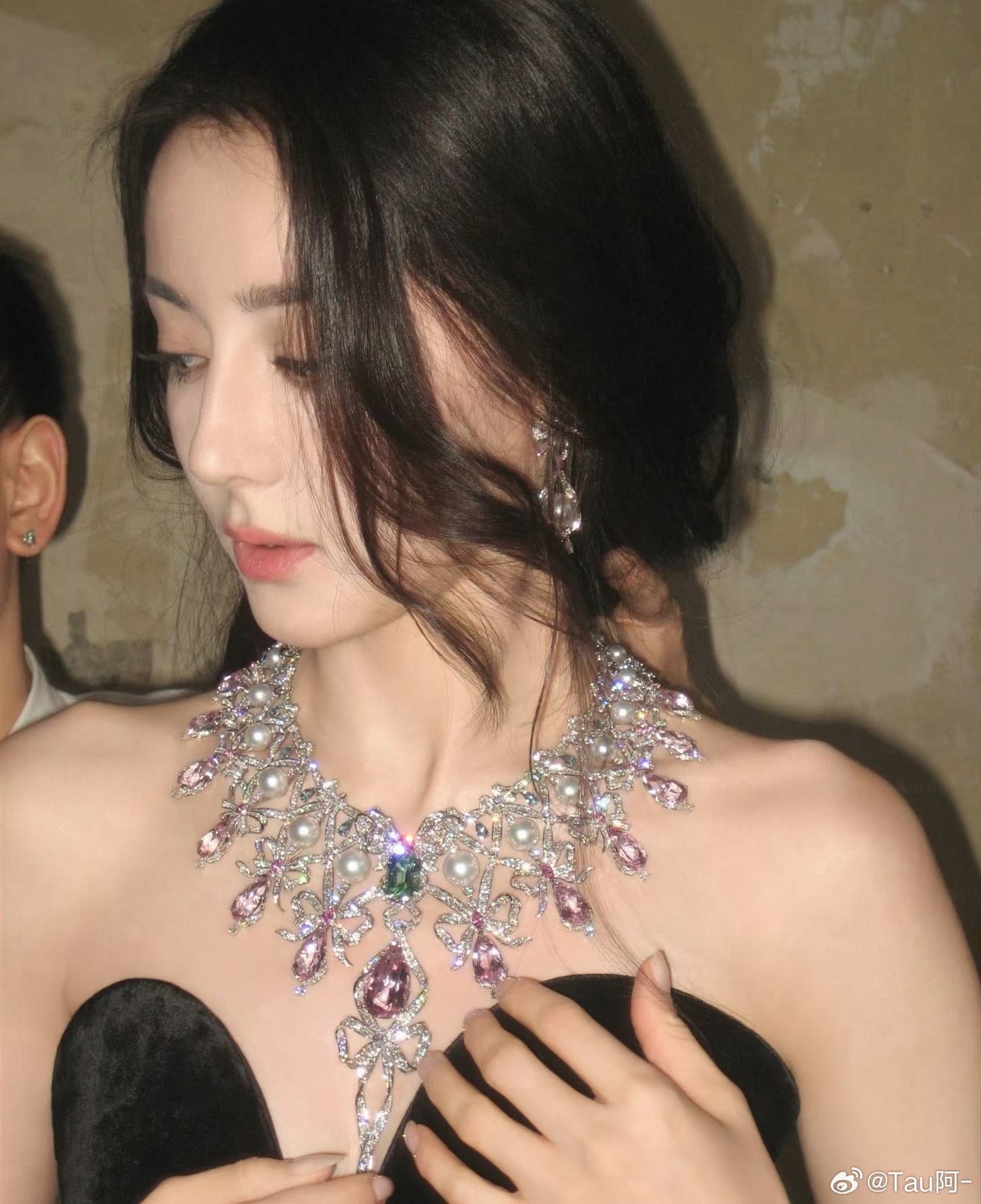 向全世界安利我担迪丽热巴现偶实绩1.《麻辣变形计》集均破亿爆剧2.《漂亮的李