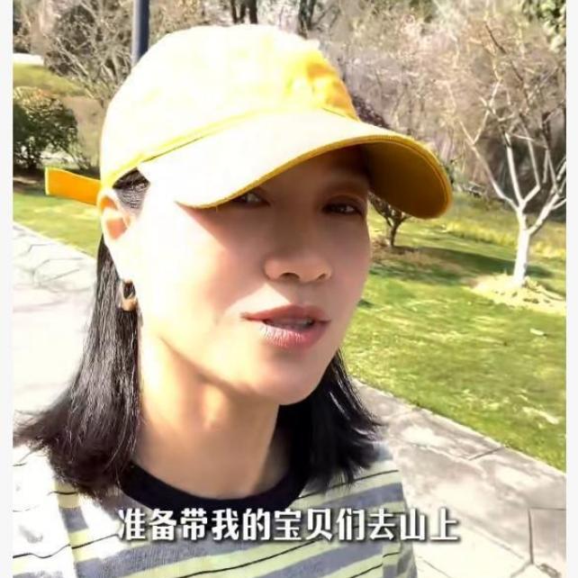 朱丹周一围一家挖笋，平淡日子才最甜周一围朱丹带仨孩子上山挖笋，画面温馨又接