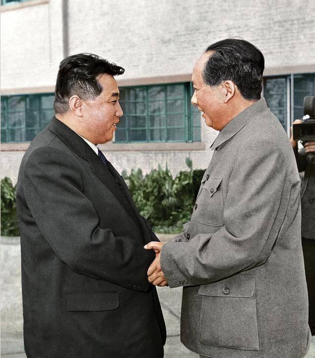 这张照片拍摄于1970年10月，画面中是毛泽东主席与朝鲜民主主义人民共和国领导人