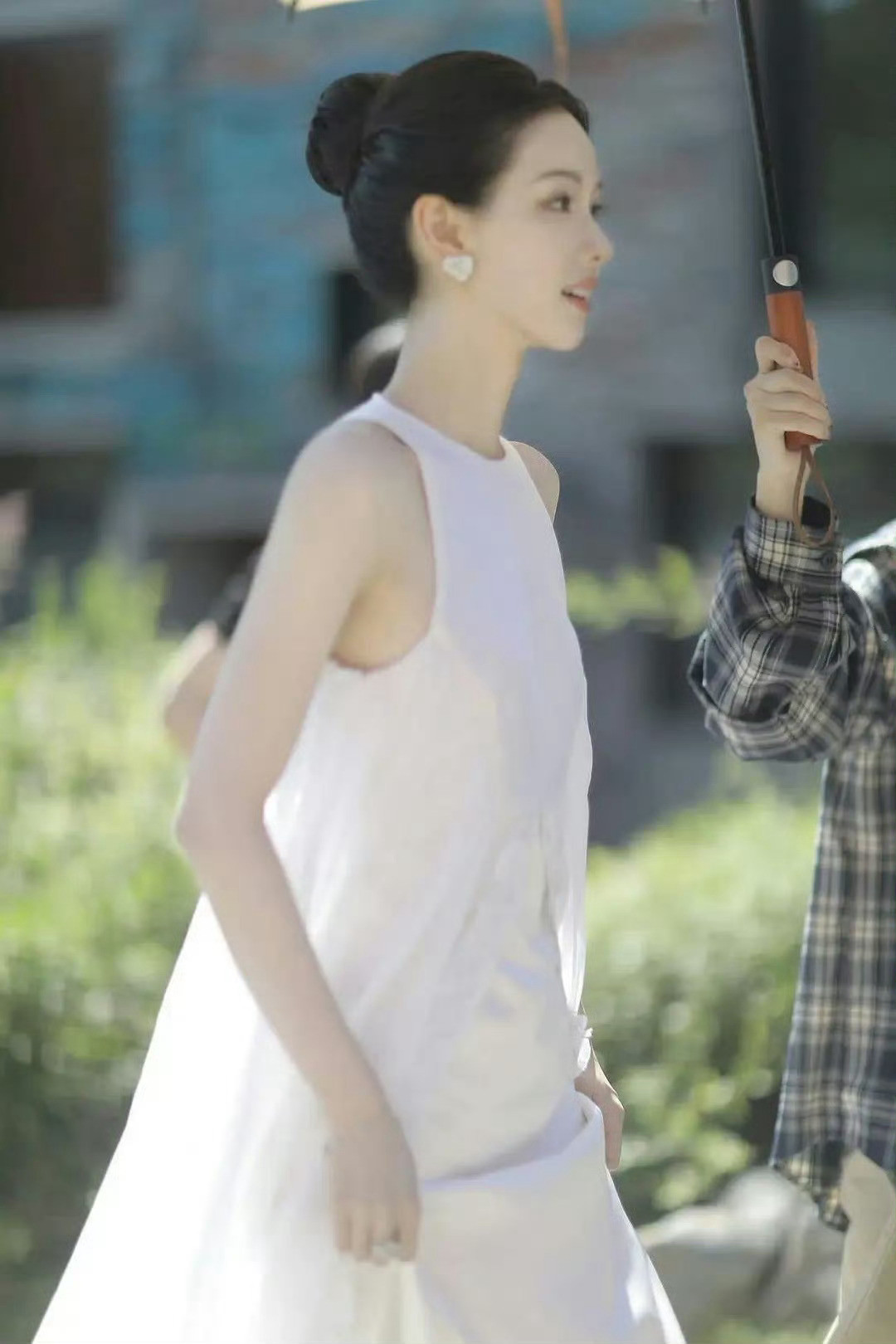 陈都灵白裙美得像陶瓷，太适合白裙了​​​
