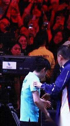 我去！马琳那家伙，薅着我们莎莎一路小跑，是多大的事儿啊？看把孩子给急的，小背包都