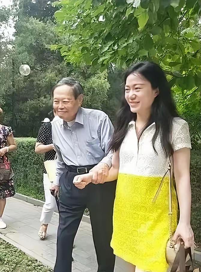 别再说翁帆嫁得好就躺平了！21年婚姻里，她没被柴米油盐困住，反而跟着先生把精神世